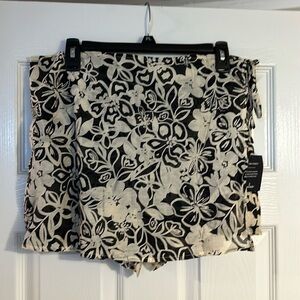 Lulu’s black and white floral skort